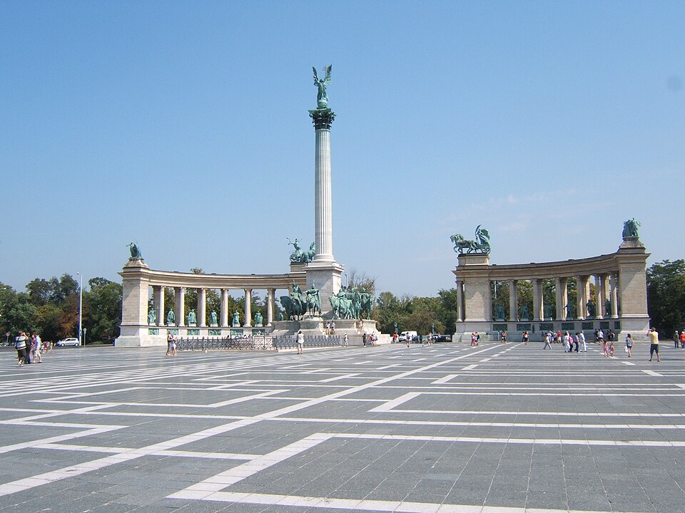 Budepestet Hősök terét ábrázoló kép